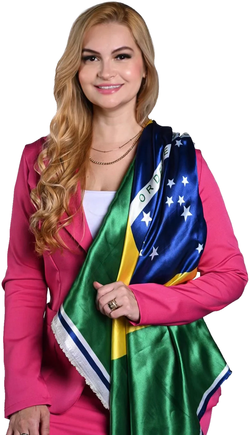 Priscila Rocha, candidata a Deputada Federal pelo Ceará, com a bandeira do Brasil sobre o ombro